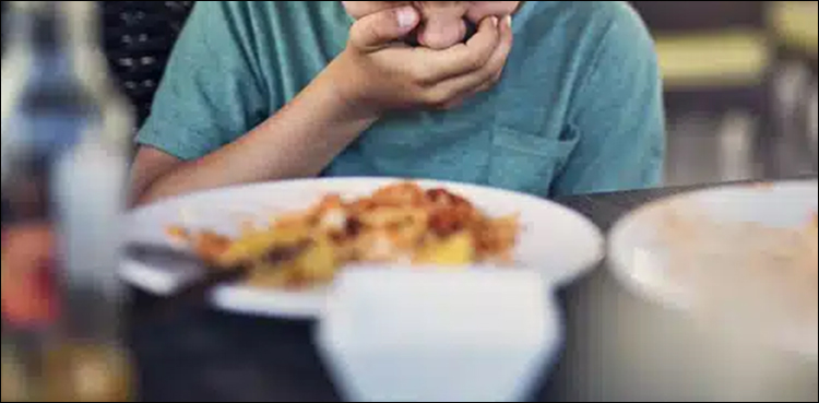 زہریلے کھانے سے دو بچے جاں بحق، ہوٹل مالک اور کچن اسٹاف گرفتار
