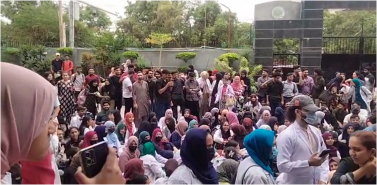 بارش کے دوران یونیورسٹی پوائنٹ میں رات گزارنے والے میڈیکل طلبہ کا شدید احتجاج