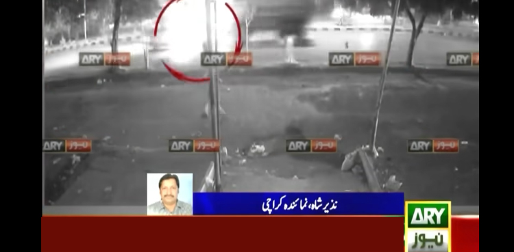 کراچی میں ڈمپر اور موٹرسائیکل حادثے کی ویڈیو سامنے آگئی