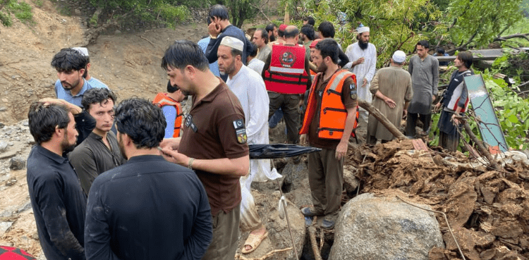 بونیر اور بٹگرام میں کلاؤڈ برسٹ کے بعد لاپتہ افراد کی تلاش، ملبے تلے دبی کئی لاشیں برآمد