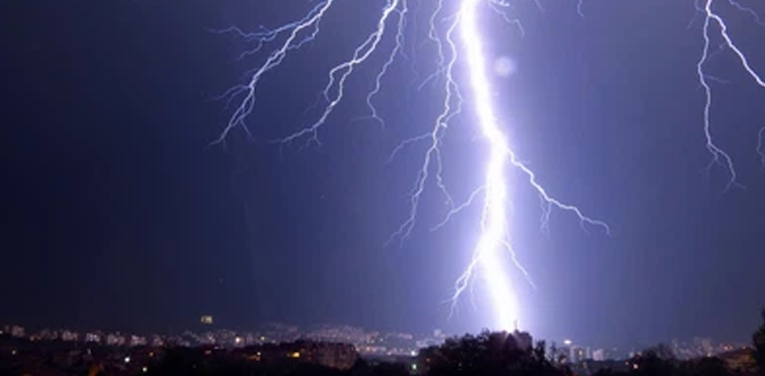 سعودی عرب: آسمانی بجلی گرنے سے ماں، بیٹی جاں بحق