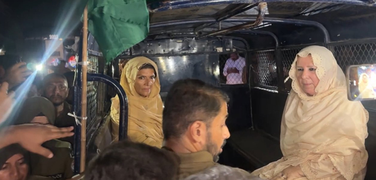 بانی پی ٹی آئی کی بہنوں کو پولیس نے تحویل میں لے لیا