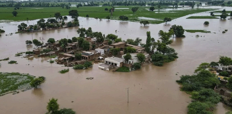 دریائے راوی میں آنے والا سیلابی ریلہ قریبی آبادیوں میں داخل، متاثرین موٹر وے پر پناہ لینے پر مجبور