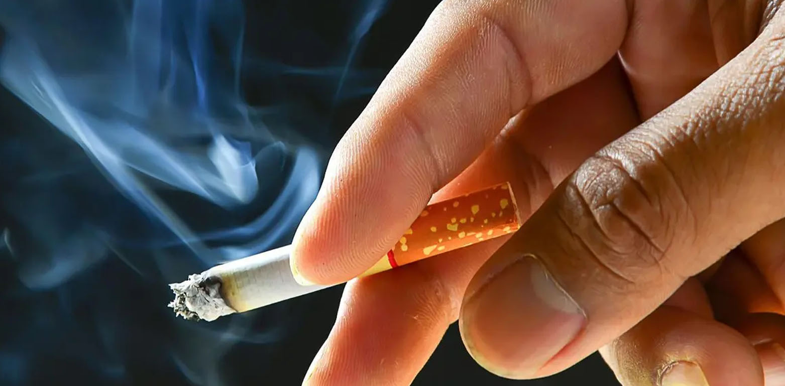 سعودی عرب: سگریٹ نوشی کرنے والے خبردار! کیا سزا ملے گی ؟